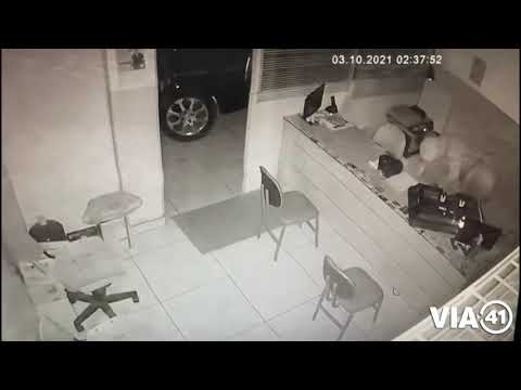 Bandido é flagrado arrombando loja de peças automotivas em Eunápolis