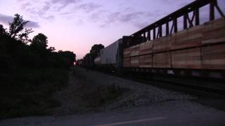 preview picture of video 'NS 9525 leads NS M70 at North Sale Creek'