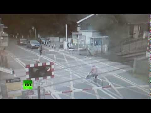 Inches from Death: UK cyclist narrowly escapes collision with train