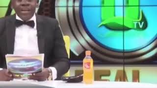 Giornalista Africano legge la giornata della serie a