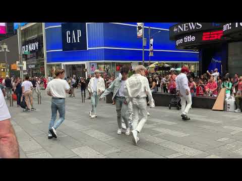 Ateez Dancing to "Aurora" in Times Square (190705)