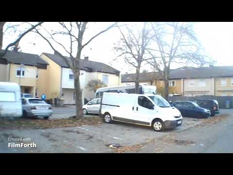 Isus a plecat de acolo şi a intrat în sinagogă.