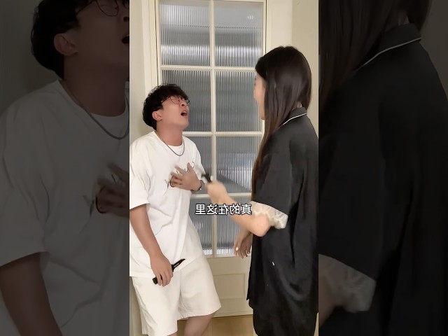 Vídeo relacionado con Joynine 2 Piezas Cuchillos Retráctiles, Cuchillo de Broma, Cuchillos Falsospara Halloween, Cosplay y Día de los Inocentes Accesorio Mágico Ligero y Portátil