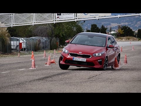 KIA Ceed 2018 – Maniobra de esquiva (moose test) y eslalon | km77.com