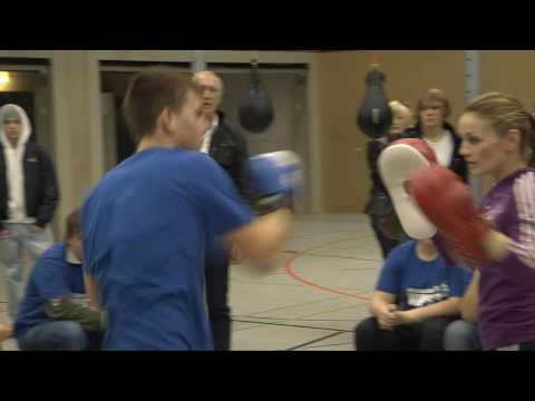 Boxweltmeisterin Ina Menzer trainiert mit Schülern der Bonifatiusschule in Menden