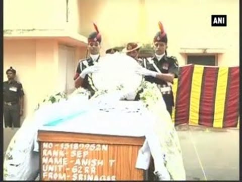 Army Chief Dalbir Singh Suhag lays floral wreath on Shopian militant attack martyr