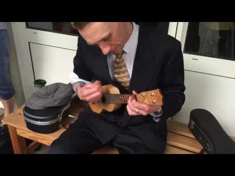 Ukulele Uff plays a Spruce Maple Uke