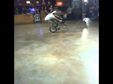 Bmx flatland- Pro flatland rider Ucchie at Voodoo Jam!
