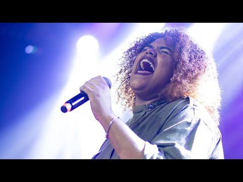 O fogo nunca dorme - Ministração Ao Vivo | Lavinnia