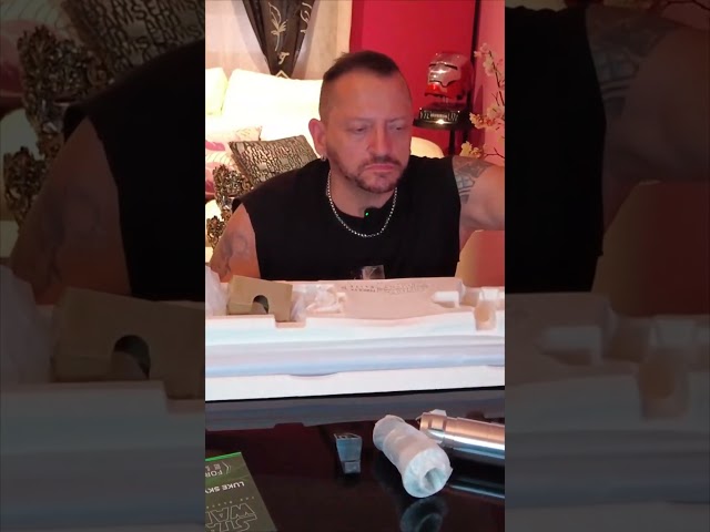 Vídeo relacionado con Soporte de exhibición portátil de espadas de sable funcional de doble capa para coleccionistas y colgador acrílico para regalar