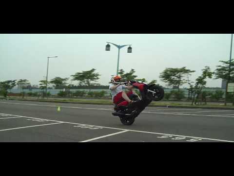 Samuraiscoot - out takes - wheelies on the ZUMA 125