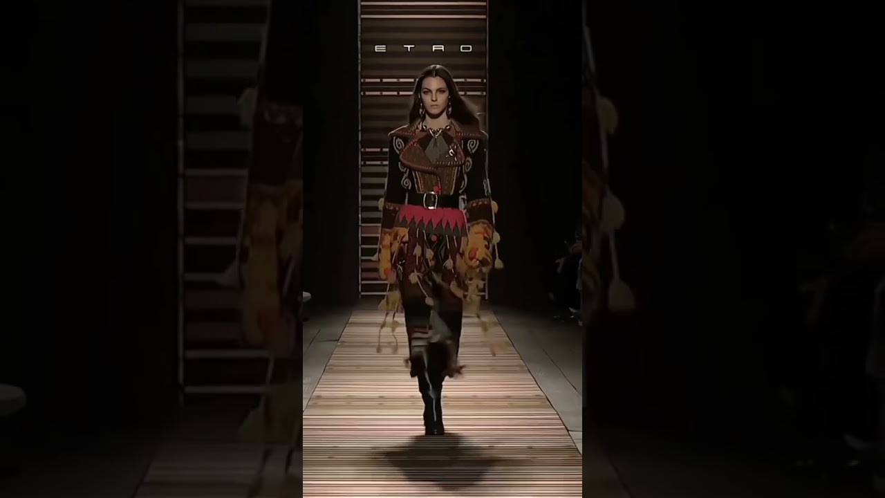 #vittoriaceretti #best walk for Etro🤎#runway #fashion #shortsviral #feed #supermodel supermod #edits