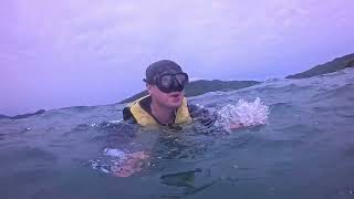 한국 친구 6명이 비오는 날 바다에서 수영을 하러 갔습니다.