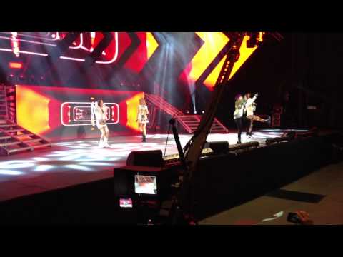 {SBS Super concert 111112} - 2ne1 Intro & Fire