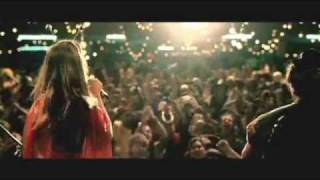 Alinne Moraes e Wagner Moura cantam "Tempo Perdido" em O Homem do Futuro