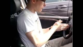 Парень круто играет мелодию на клаксоне авто - Видео онлайн