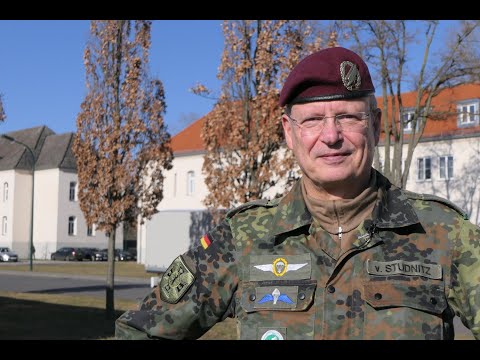 Oberst von Studnitz erklärt Geschichte der Julius-Leber-Kaserne