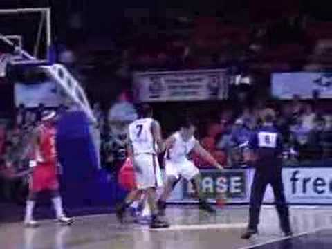 04 15-01-08 BCO-Nymburk - Veselin Petrovic scoort onder de k