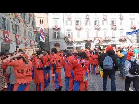 Picche aranceri in piazza di città - Carnevale Ivrea 2014