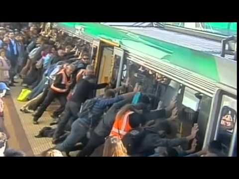 Un usuario del metro de Australia queda su pie atrapado entre el vagón y el andén