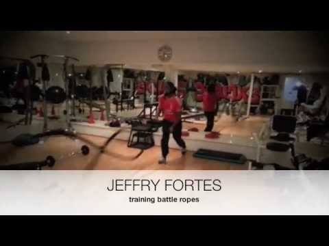 Jeffry Fortes training with battle ropes