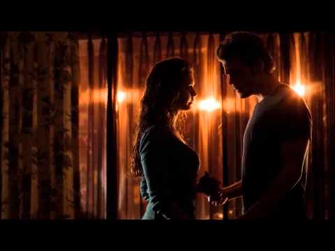 TVD music scene S05x14 örsten-Fleur Blanche Elena (Katherine) and Stefan kiss