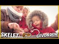 WHAT! ? WE HEBBEN EEN SKELET GEVONDEN iN HET BOS ? | Bellinga Vlog #1976
