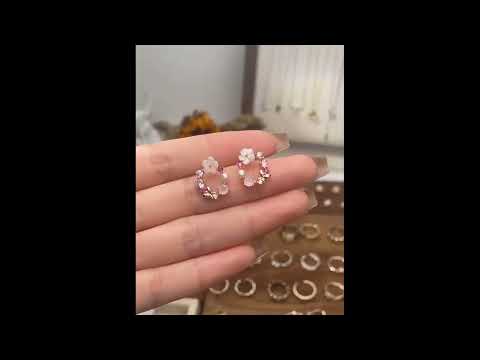 Découvrez les boucles d'oreilles fleurs de sakura, subtilité et féminité