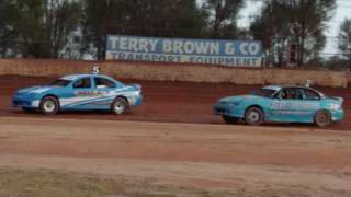 preview picture of video 'Speedway Digest Ford Vs Holden Stampede'