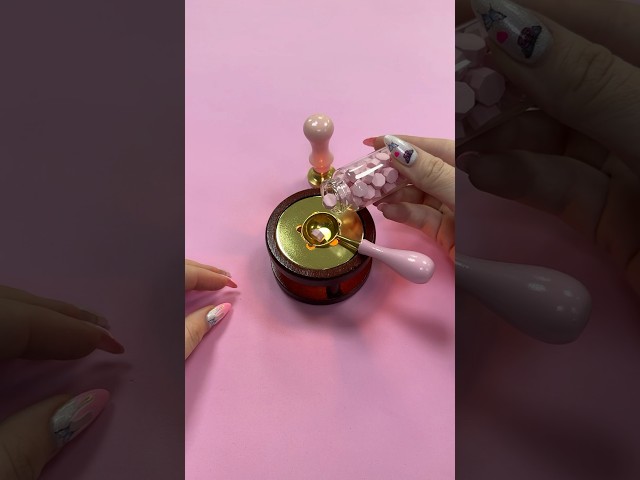 Vídeo relacionado con Pigna x Bridgerton, kit para lacre, juego de sello, cuchara y lacre