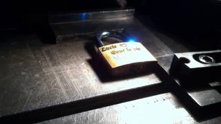 Vidéo de gravure laser sur cadenas
