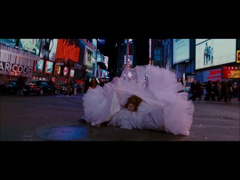 Giselle in and out of the manhole - Enchanted (2007)