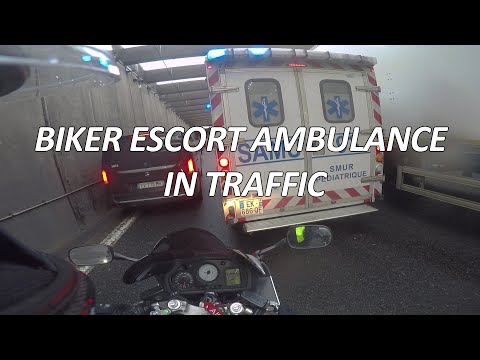 BIKER ESCORT AMBULANCE IN TRAFFIC / MOTARD ESCORTE AMBULANCE