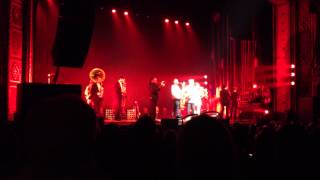 David Byrne &amp; St. Vincent :: I Am An Ape