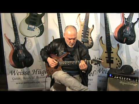 ALBERT CUBERO y su guitarra WEISSE HÜGEL KORALLE 22 interpreta 
