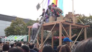 preview picture of video '第1回行方ふれあいまつり 上棟式の餅まき Japanese ridgepole-raising ceremony'