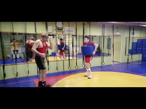 удары ногами в движение "Дорожка". Спорт клуб ЗОМБИР