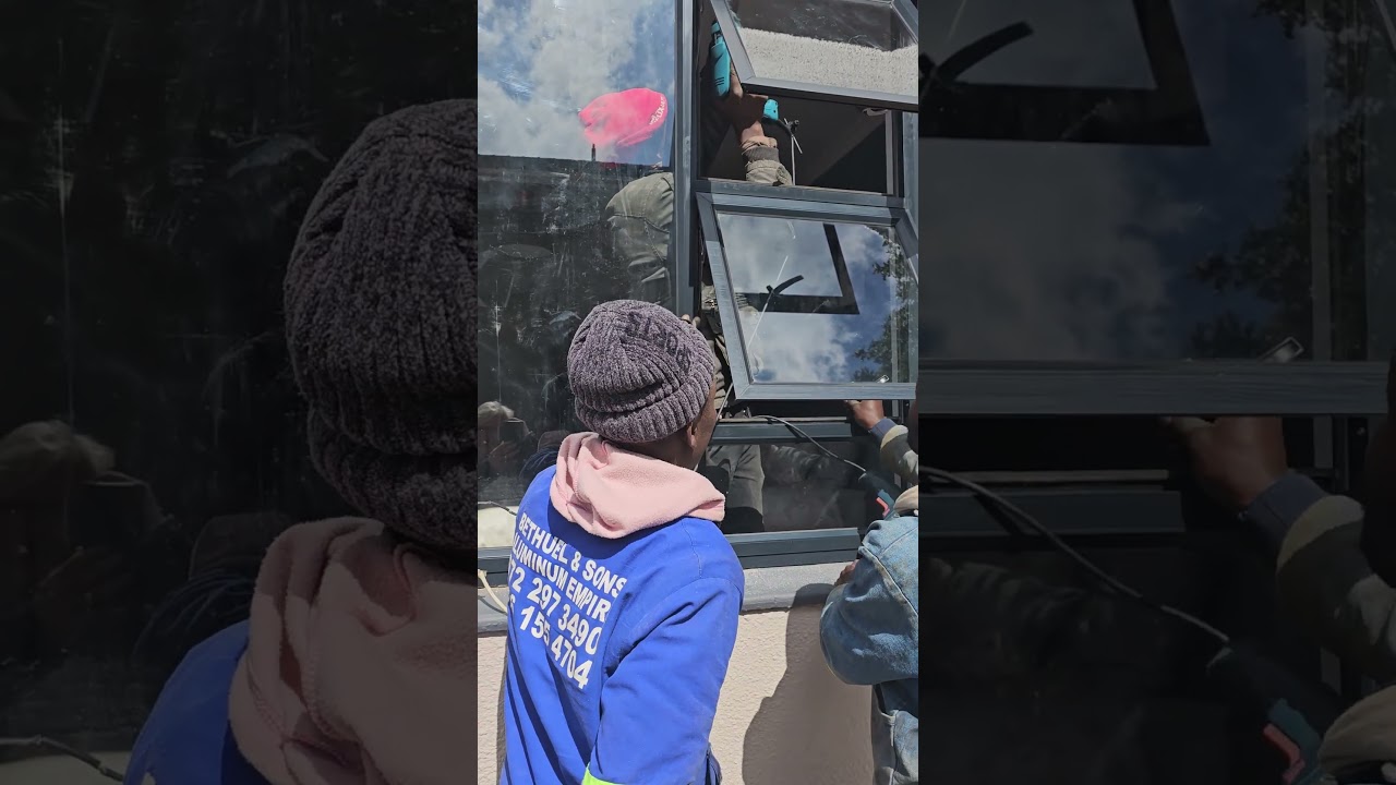 Nog een voorbeeld van het ombouwen van stalen ramen naar aluminium ramen: levering en installatie door Windorpro.