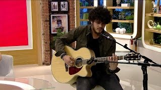 Renkli Sayfalar 9. Bölüm - Emre Sertkaya Bir Sevda Şarkısını Canlı Söyledi