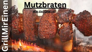 So geht traditionell schmöllner Mutzbraten mit Sauerkraut, Brot und Senf - über Birkenholz gegarrt.