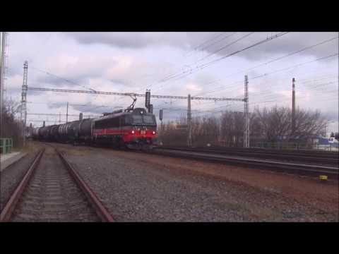 Lokomotiva 365 001-7 Belgičanka s nákladem ve stanici Staré Město u Uherského Hradiště 8.12.2017.