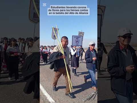 Estudiantes llevando coronas de flores, para los héroes en la batalla del Alto de Alianza. #desfile