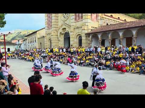 Pasillo Manga por hombro. Grupo de Danza Juvenil de San Joaquín Santander.