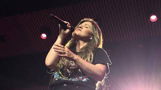 Kelly Clarkson performs Sober at Studio Sessions in Las Vegas on 7.12.25