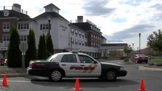 preview picture of video 'Police surround Hadley Courtyard hotel'