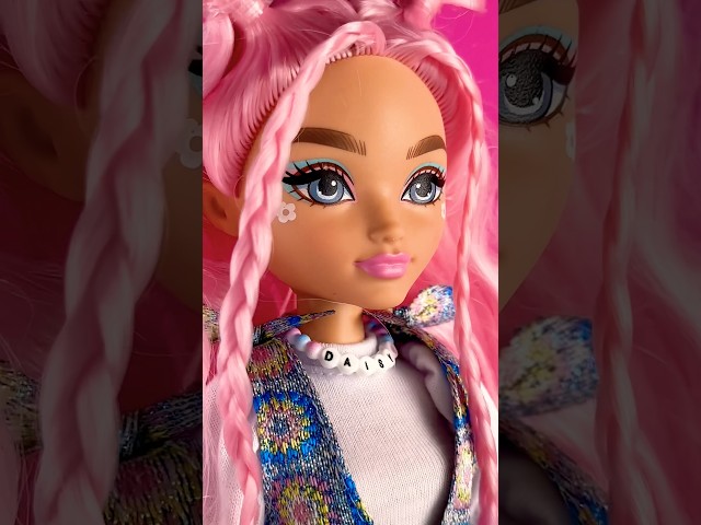 Vídeo relacionado con Barbie Dream Besties Daisy Jean Muñeca de Moda articulada y Accesorios, con Ropa Intercambiable y el Pelo Rosa Ondulado, Incluye 9 Piezas de temática Musical y de DJ, JDD74