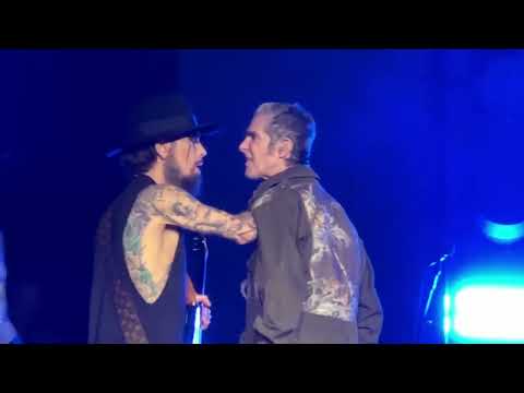 Jane’s Addiction Boston 9-13-2024 Original Video Perry Farrell Flips Out. Onstage Fight Dave Navarro