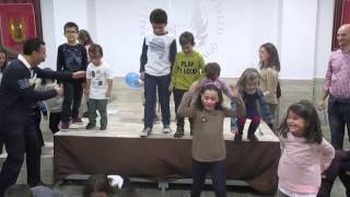 Saltando todos del escenario
