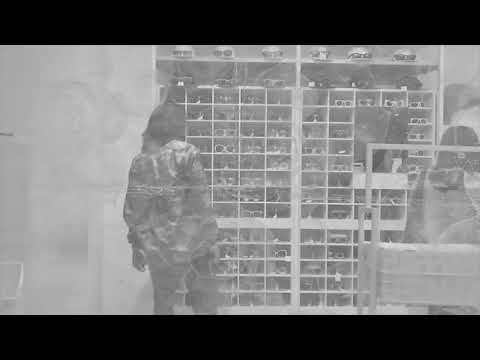 Sepertiku - Macbee (lirik video)