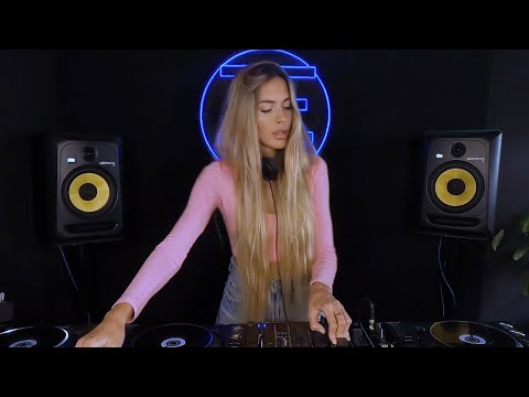 Xenia Dia (Diamond) - Live @ Buenos Aires studio Techno DJ Mix